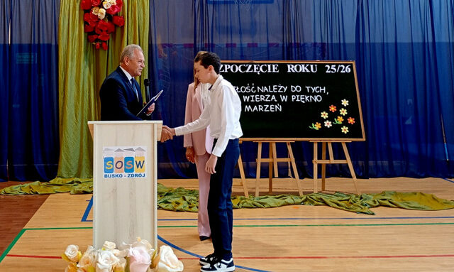 Pan Starosta Jerzy Kolarz wręcza stypendium Mikołajowi Kolanowskiwmu